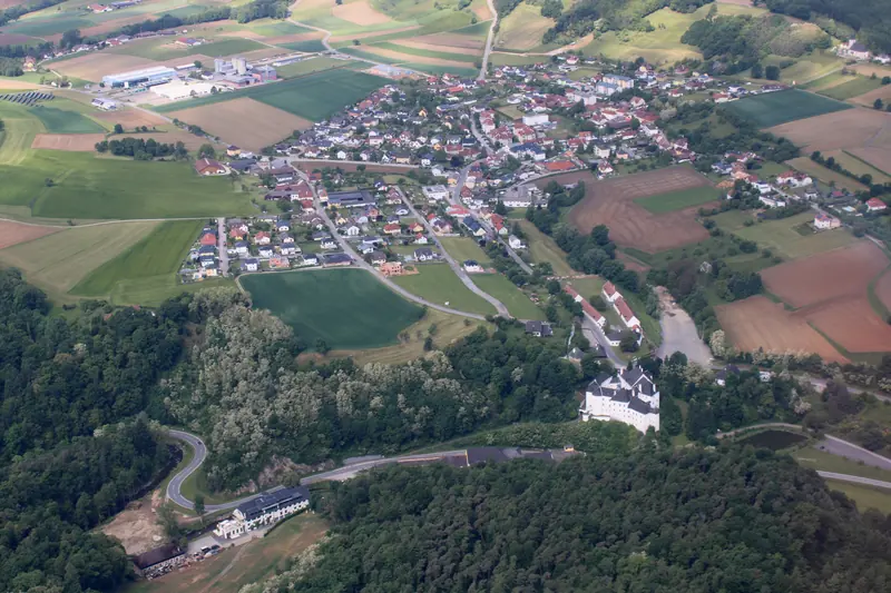 Gebäude, Landschaft, Luftaufnahme, Ortschaft, Schloss, Wald · Leiben · 25.05.2025