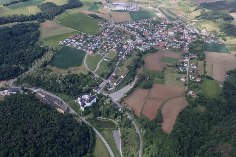 Gebäude, Landschaft, Luftaufnahme, Ortschaft, Schloss, Wald · Leiben · 25.05.2025