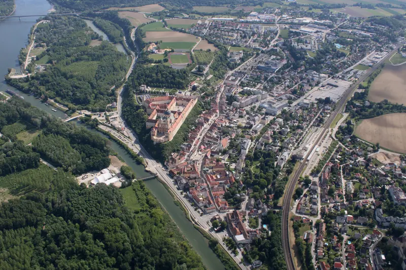 Donau, Fluss, Gebäude, Landschaft, Luftaufnahme, Ortschaft, Wald, Wasser · Melk · 25.05.2025